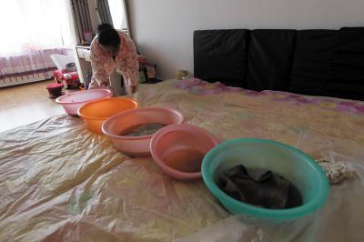 信宜楼上漏水，住户失联，小区没物管，业主维权难！律师来支招……